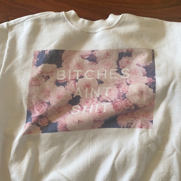 White crewneck sweater - Picture 1 of 2